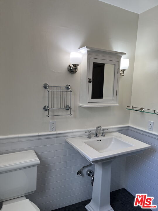 Building Photo - 622 N Formosa Ave