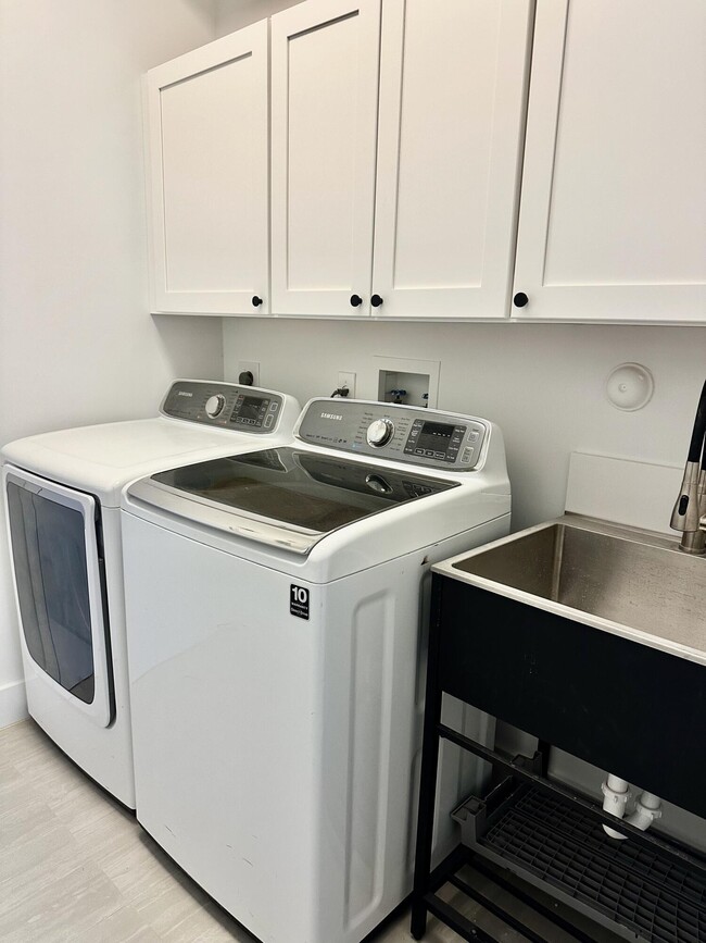 Building Photo - 10216 Lexington Estates Blvd