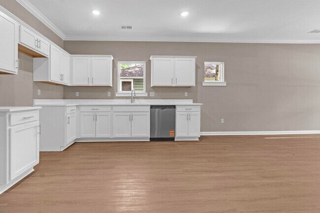 Building Photo - 557 Lundee St