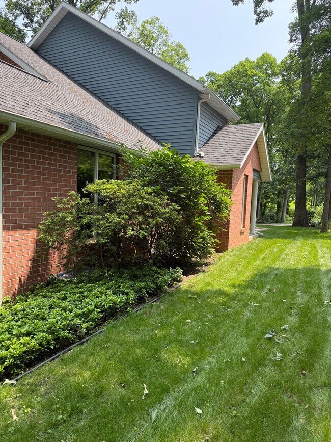 Building Photo - 1531 E Strohm Dr