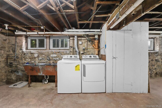 Building Photo - 135 Ashford Ave