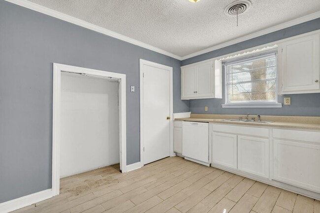 Building Photo - Renovated 3 Bedroom 1 Bath Home for Rent!