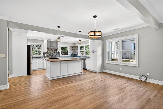 Building Photo - 1319 Chalmette Dr NE