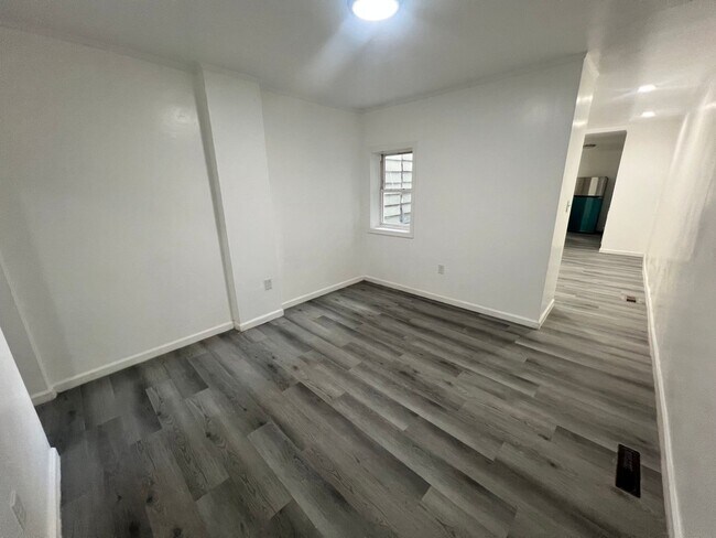 Building Photo - 22 1/2 Seward Ave