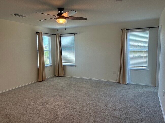 Building Photo - -=Get your second month’s rent FREE when y...