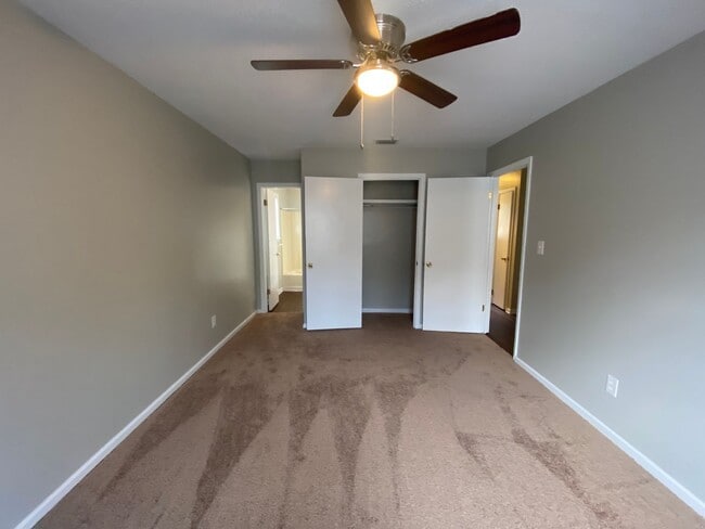 Building Photo - 6107 Vinnie Dr