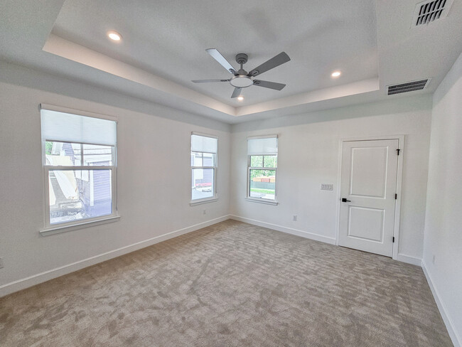 Building Photo - 408 E Oak Ave