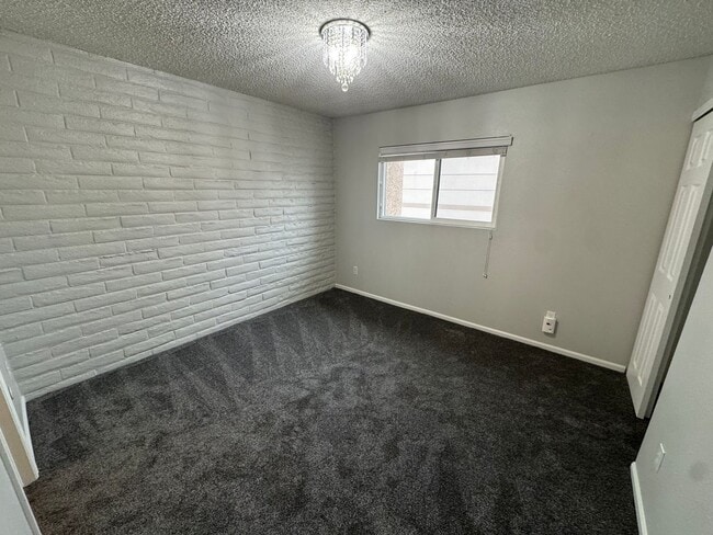 Building Photo - Move-In Ready 2 Bed Townhome | New Carpet | 2 Parking Spaces