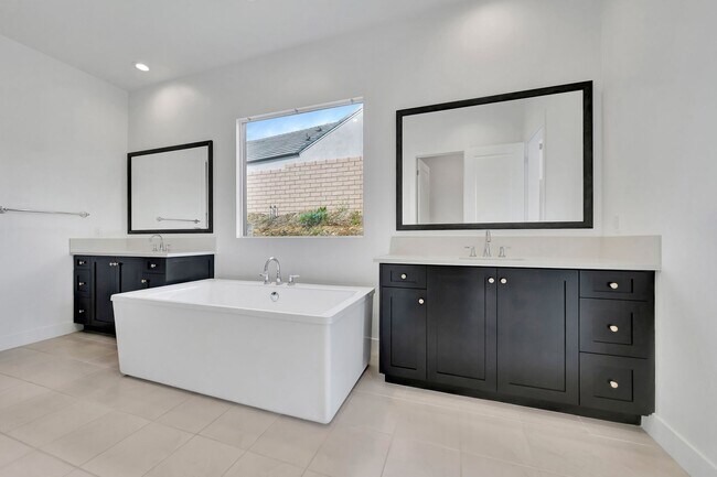 Building Photo - 30000 N Camino los Robles