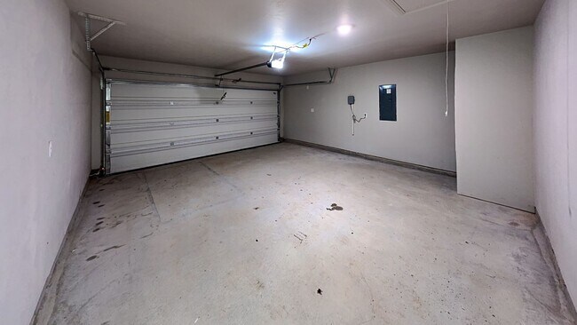 Building Photo - Beautiful LARGE 3 Bedroom 2 Bathroom Home ...