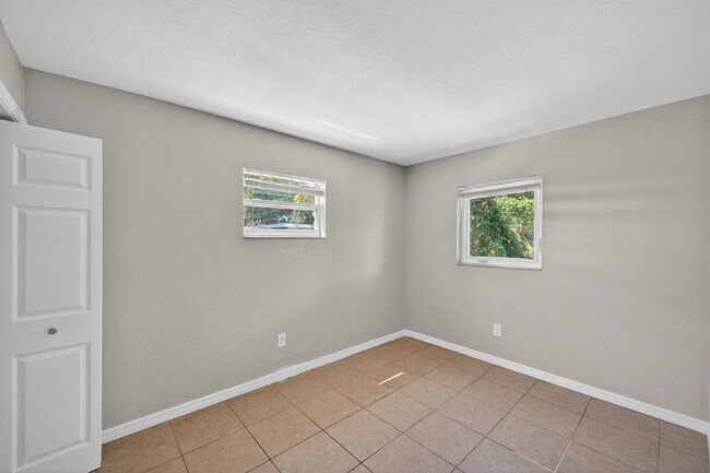 Building Photo - Spacious 2 bed apartment with fenced courtyard, parking, payment plans available for security dep...