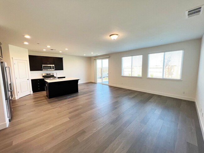 Building Photo - Well maintained 4-bedroom, 2-bathroom home...