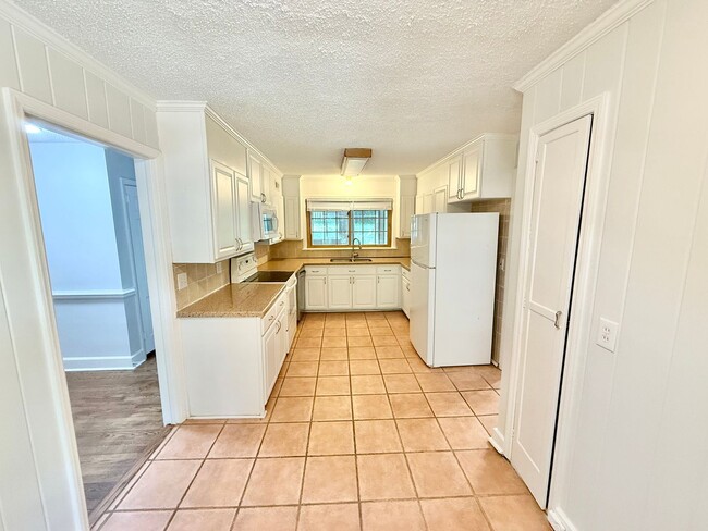 Building Photo - Beautiful 3 Bed 2 Bath Home Located Right ...
