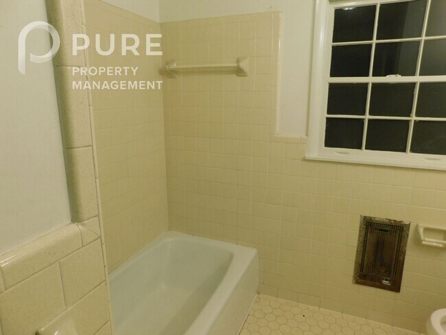 Building Photo - 117 22nd Ave NE