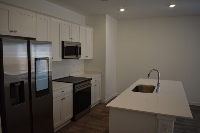 Building Photo - 4481 N San Miguel Ave