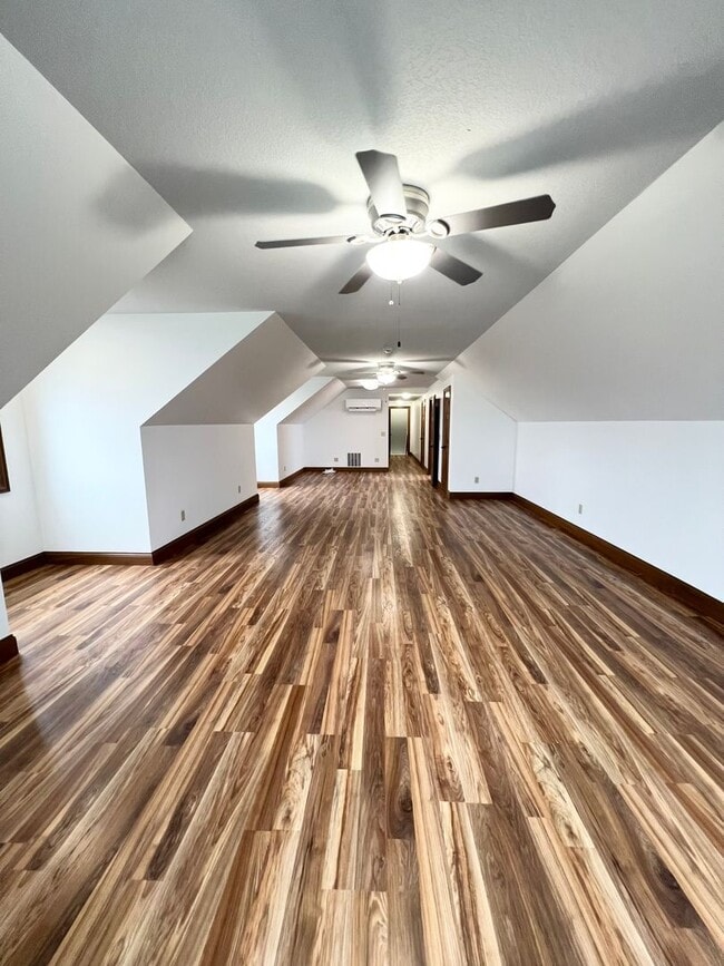 Building Photo - NEW LISTING! 3 Bedroom home