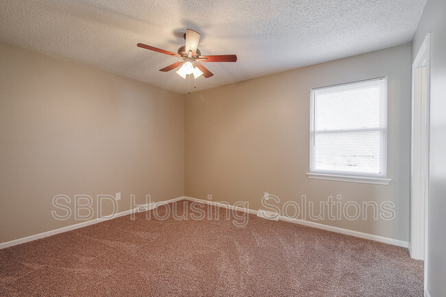 Building Photo - 208 SE Country Ln