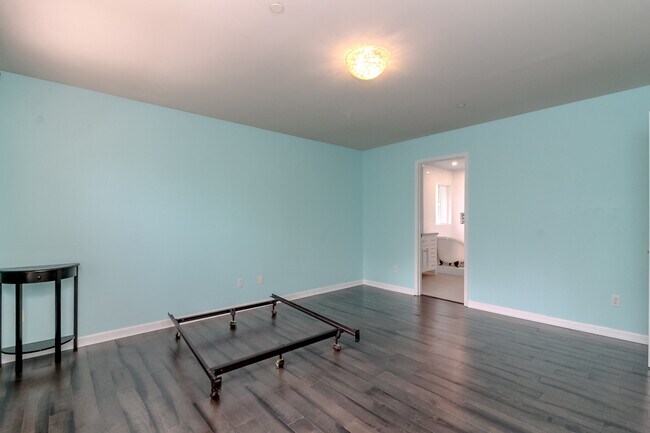 Building Photo - 1566 Jensen Ave