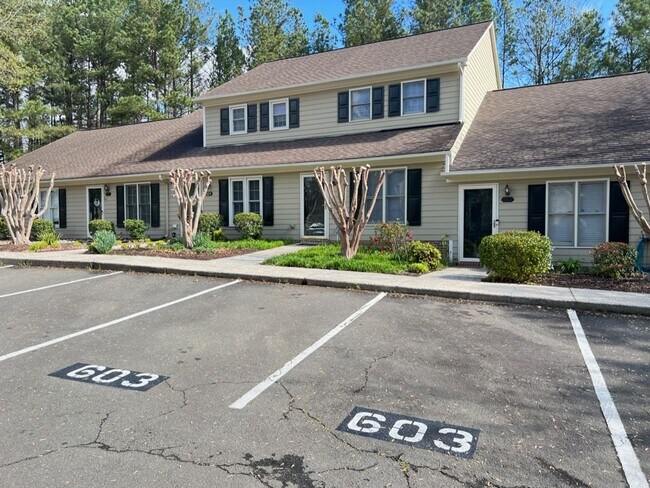 Building Photo - Adorable 2 Bed Townhome Convenient to Duke...