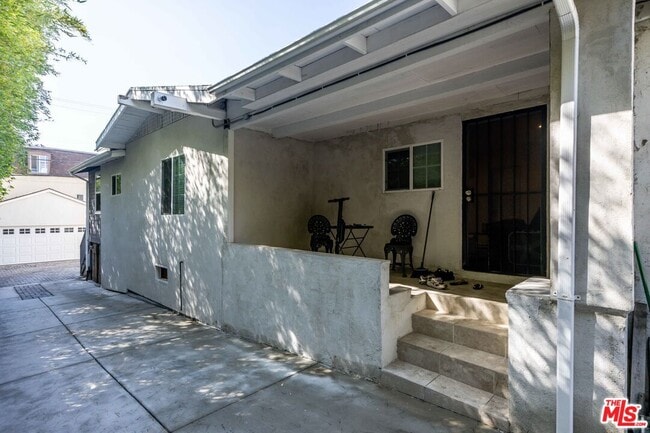 Building Photo - 4848 Oakwood Ave