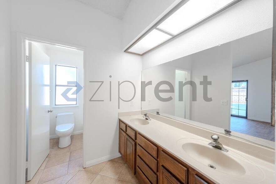 Building Photo - 5327 Meredith Ave