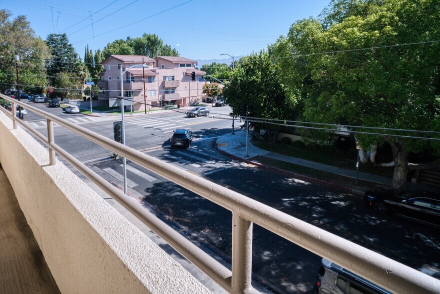 Building Photo - 13920 Moorpark St