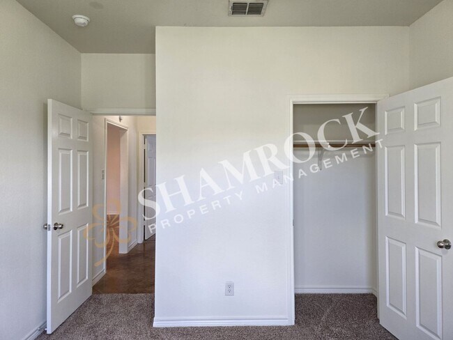 Building Photo - 3/2 Duplex in Surrey Ridge