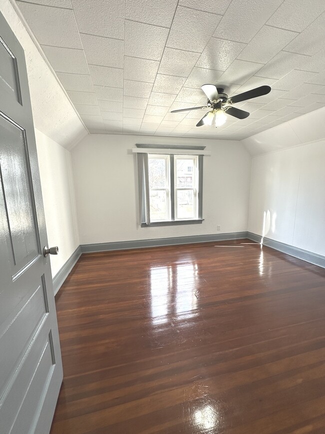 Building Photo - 408 S Gardiner Ave