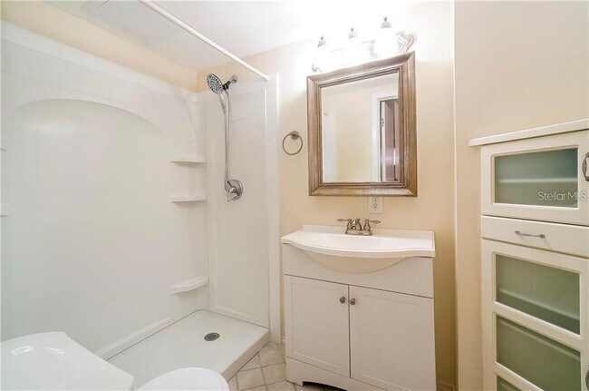 Building Photo - 445 Shine Ave