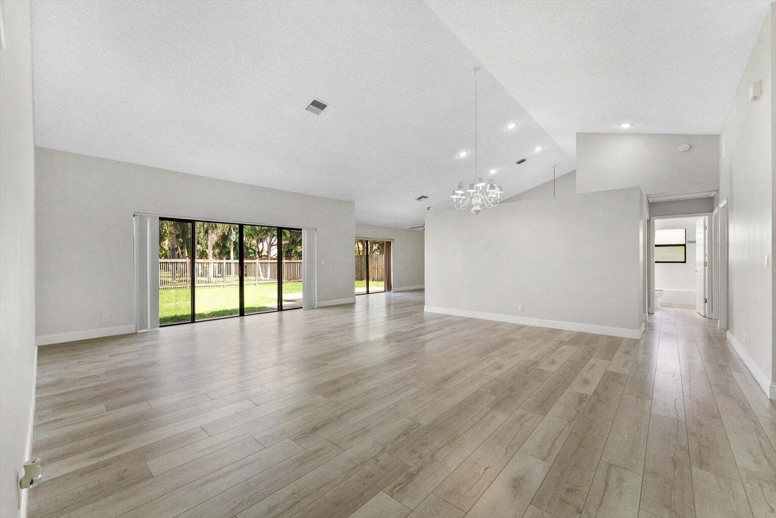 Building Photo - 5809 Sun Pointe Cir