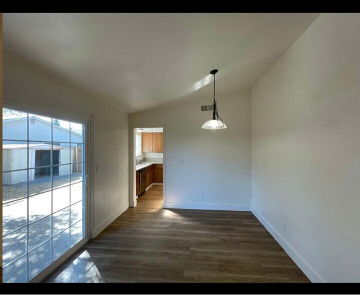 Building Photo - 7401 Blackthorne Way