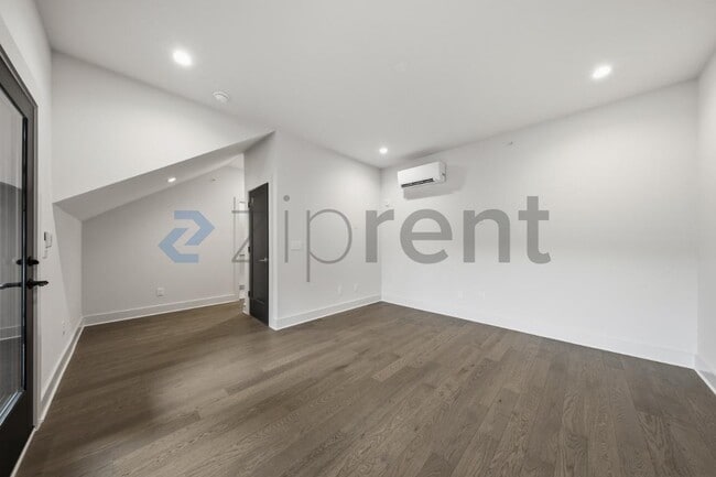 Building Photo - 425 S Walker St