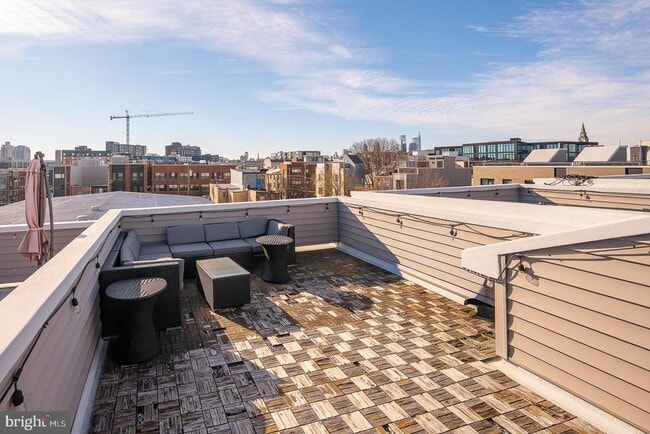 Building Photo - 1326 N Mascher St