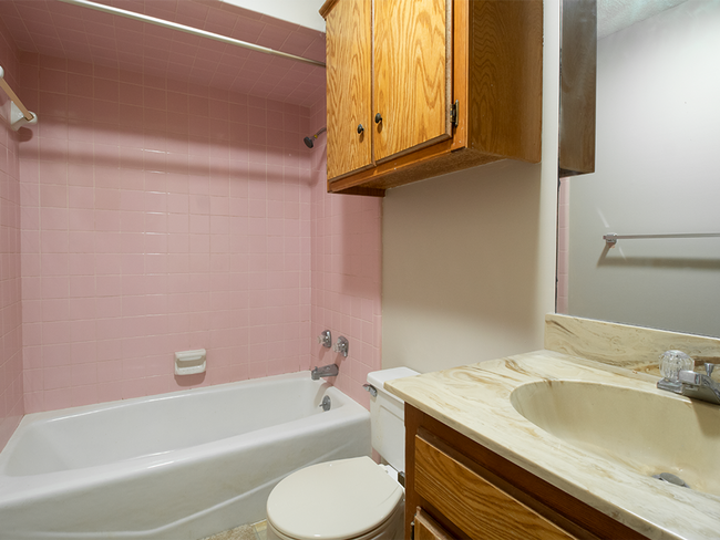 Building Photo - Spacious 3BD/2.5 BTH 2 Car Garage, Minutes from Tinker AFB