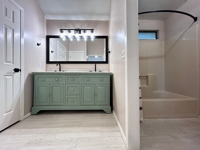 Building Photo - Updated 4 Bedroom Home in Navarre