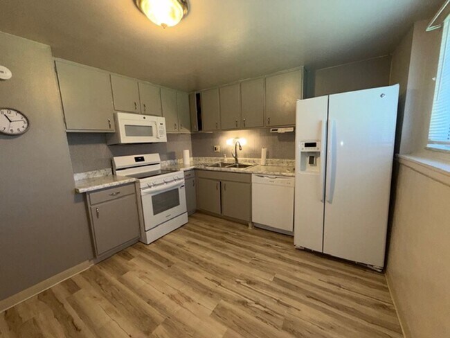 Building Photo - Well-Maintained Split-Level Home in Webster Groves, MO — Spacious & Family-Friendly