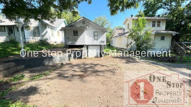 Building Photo - Charming 3 Bed, 1.5 Bath Home with Charact...