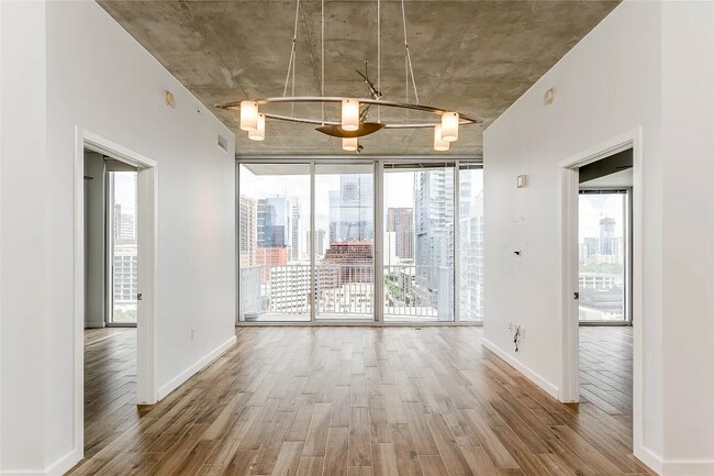 Primary Photo - 360 Nueces St