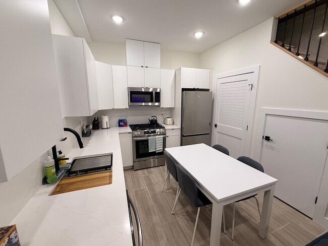 Building Photo - 27 Graham St