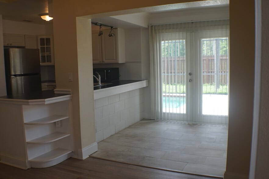 Primary Photo - 6158 Sandcrest Cir