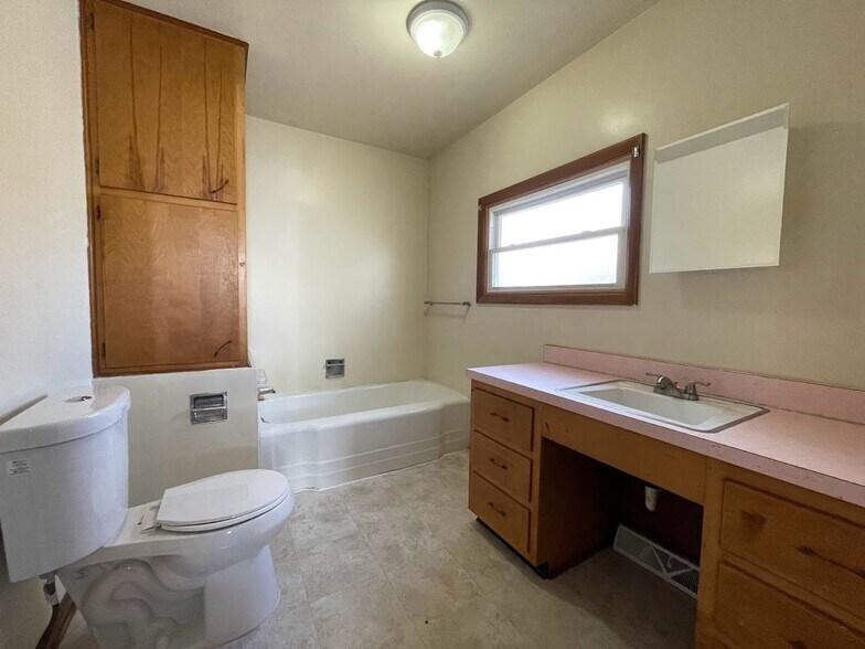 Building Photo - 1172 Tulip St