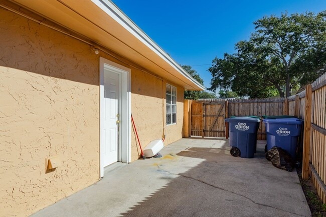 Building Photo - Renovated Home near the Beaches