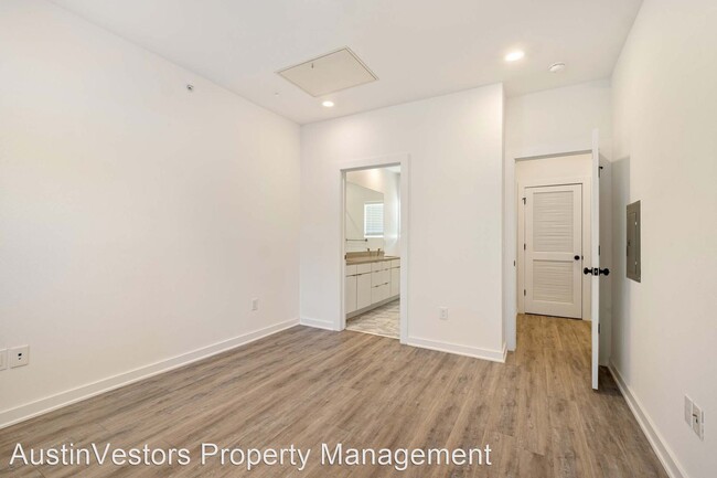 Building Photo - 1 br, 1.5 bath House - 5924 S. Congress Av...