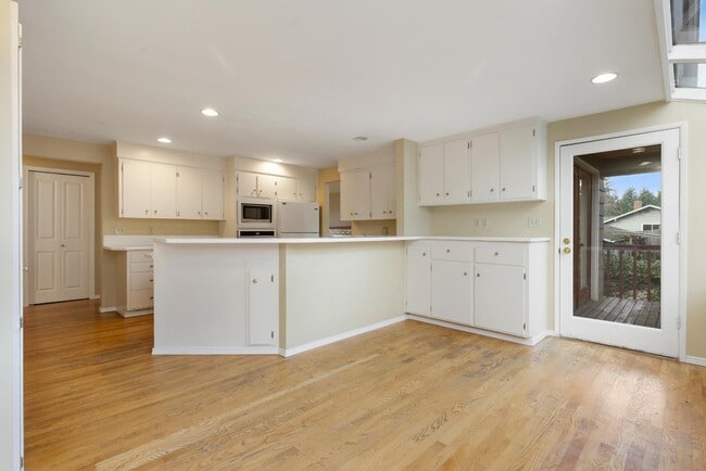 Building Photo - Spacious 5-Bed Home on XL Private Lot!