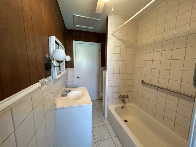 Building Photo - $500 OFF FIRST MONTH'S RENT IF MOVED IN BY...