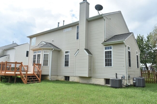 Building Photo - Bright & Spacious Home in Fredericksburg!