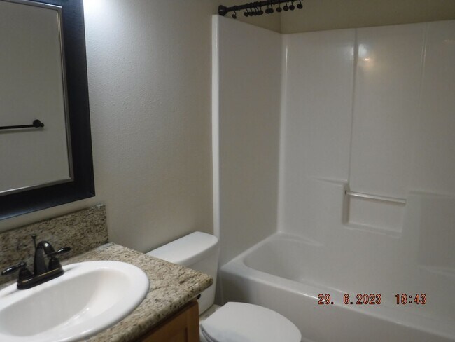 Building Photo - Nice 3 Bedroom townhouse in E Medford