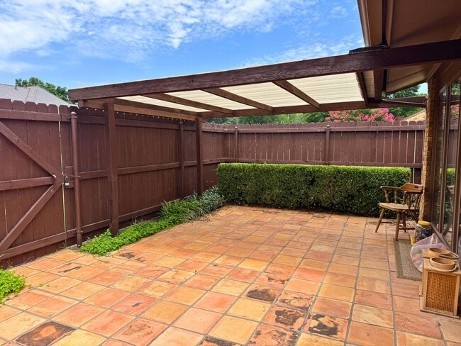 Building Photo - 2 Bed 2 Bath HOA Property