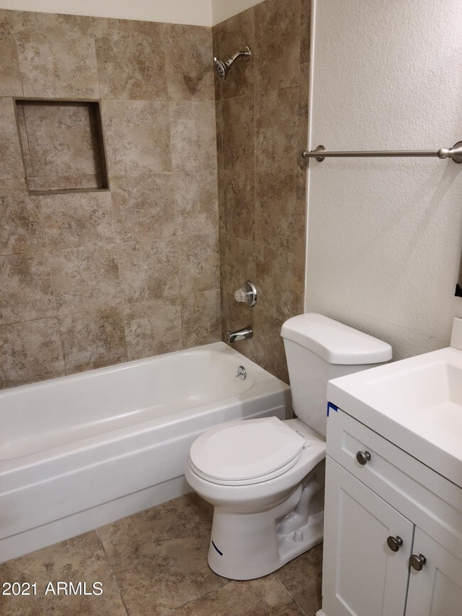 Building Photo - 1008 W Malibu Dr