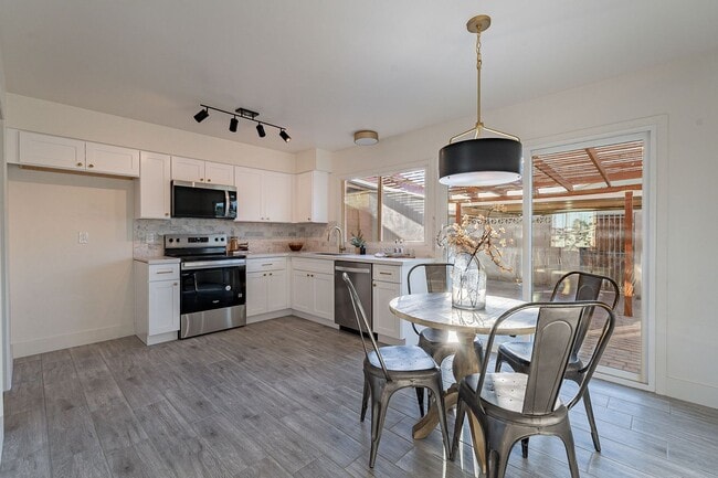 Building Photo - Gated community townhome- fully updated!